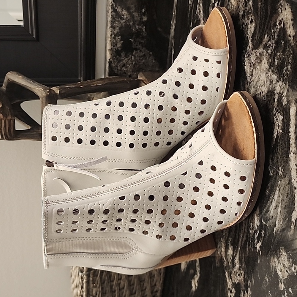 Tom's Majorca Dove Peep Toe Bootie 10